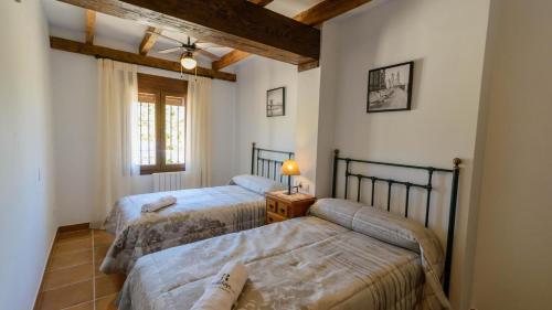 Un pat sau paturi într-o cameră la Casa Finca del Roble Antequera - La Higuera by Ruralidays