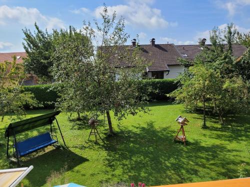 an apple tree and a camera in a yard at Ferienwohnung bei Helga in Tittmoning