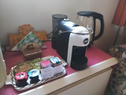 Příslušenství pro přípravu čaje a kávy v ubytování Camera al Poggio ai Grilli