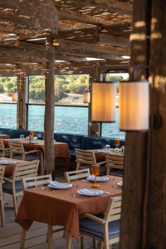 Un restaurante u otro lugar para comer en Dalyan Residence & Suites