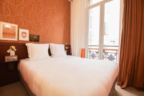 a bedroom with a large bed and a window at Grand Juste in Marseille