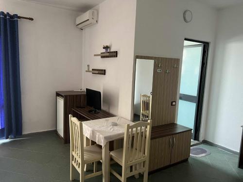 a dining room with a table and a mirror at Hotel Kupola in Spille