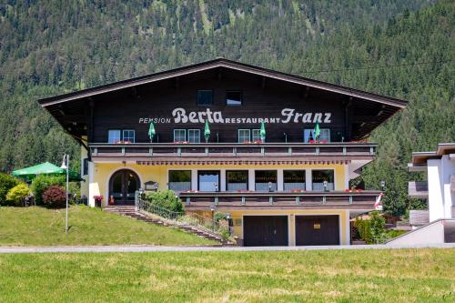 ヴァイトリングにあるPension Bertaの側面に看板がある建物