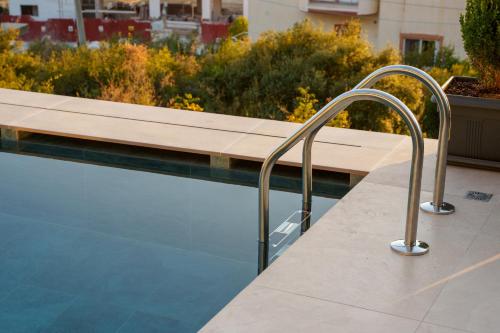Bazén v ubytování Ionian Premium Villas nebo v jeho okolí