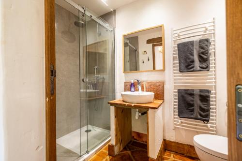 Ένα μπάνιο στο Bastide de Cordes sur Ciel - Piscine chauffée & Parc