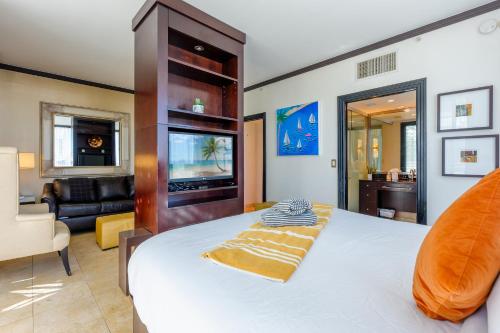 Un pat sau paturi într-o cameră la Penthouse with Private Rooftop