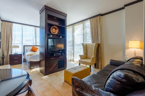 O zonă de relaxare la Penthouse with Private Rooftop