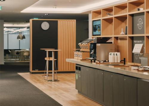 an office with a counter and a clock on the wall at Lufthansa Seeheim - More than a Conference Hotel in Seeheim-Jugenheim