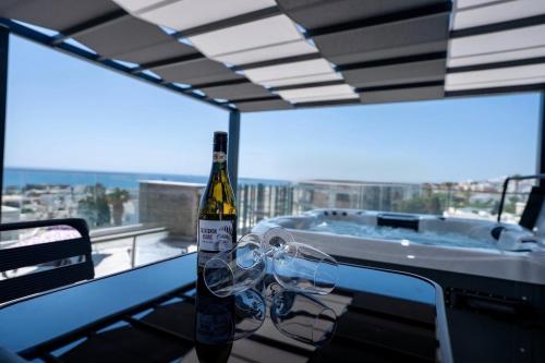 Modern Apartment, Walking Distance to Beach, Hot Tub, BBQ, Rooftop Sea Views