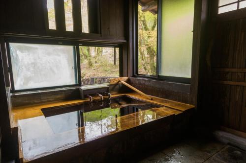 an empty room with a window and a sink at Hozantei in Minamioguni
