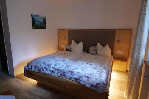 En eller flere senge i et værelse på Alpenhotel Bergzauber