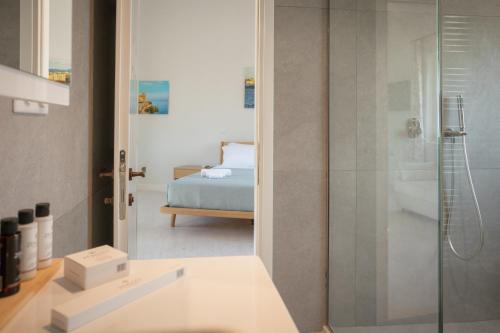 CorfuIonea House的带淋浴的浴室和带床的卧室