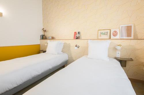 two beds sitting next to each other in a room at Grand Juste in Marseille