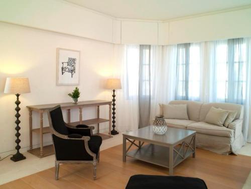 Ruang duduk di Poseidonia Luxury