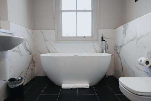 Un baño de Wingrove House