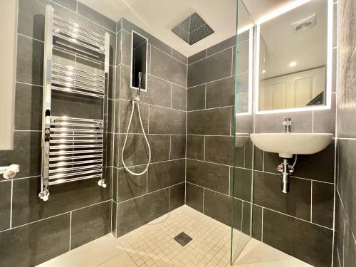 een badkamer met een wastafel en een douche bij Castle Cottage - Central seaside town in Ryde