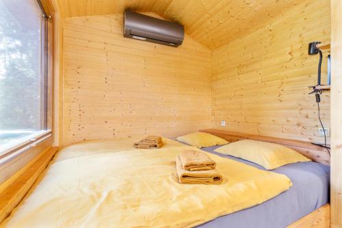 Postel nebo postele na pokoji v ubytování Glamping - Maringotka u Tobíka