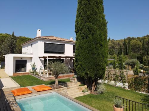 une villa avec piscine devant une maison dans l'établissement Grande Maison familiale lumineuse avec piscine, à Luynes