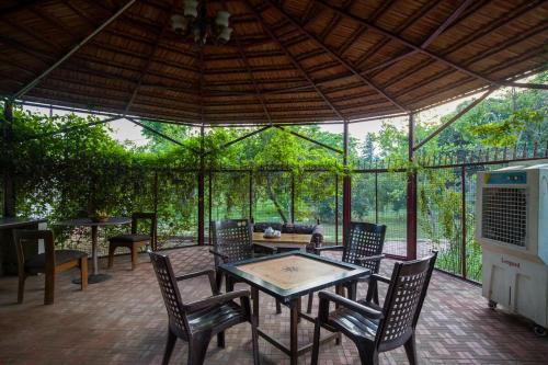 Κήπος έξω από το Sheilma 4 BHK Farmhouse With Private Pool Gazebos & Garden