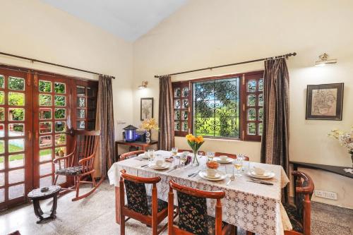 Χώρος καθιστικού στο Sheilma 4 BHK Farmhouse With Private Pool Gazebos & Garden