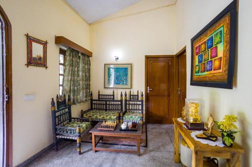 Χώρος καθιστικού στο Sheilma 4 BHK Farmhouse With Private Pool Gazebos & Garden