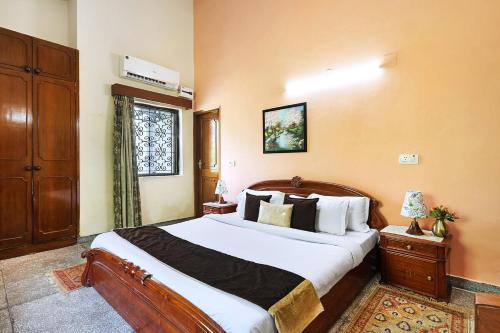 Ένα ή περισσότερα κρεβάτια σε δωμάτιο στο Sheilma 4 BHK Farmhouse With Private Pool Gazebos & Garden
