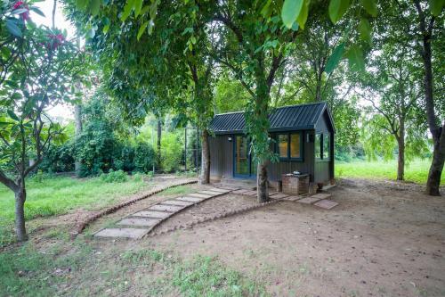 Κήπος έξω από το Sheilma 4 BHK Farmhouse With Private Pool Gazebos & Garden