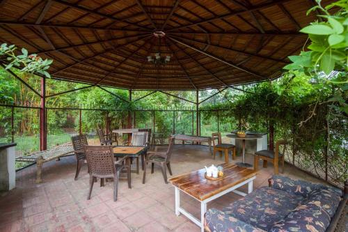 Κήπος έξω από το Sheilma 4 BHK Farmhouse With Private Pool Gazebos & Garden