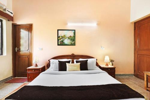 Ένα ή περισσότερα κρεβάτια σε δωμάτιο στο Sheilma 4 BHK Farmhouse With Private Pool Gazebos & Garden