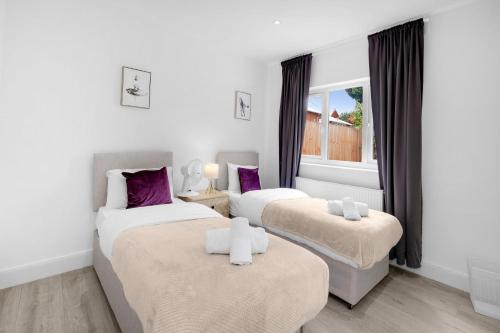 Postel nebo postele na pokoji v ubytování Modern 3 Bedroom, 2 Bathroom Home in Edgware