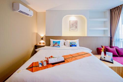 a hotel room with a bed with towels on it at Metro Hotel Phahonyothin 35 in Bangkok