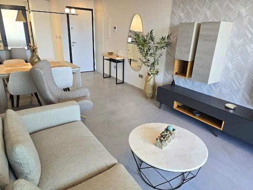 Χώρος καθιστικού στο Luxury new construction two bedrooms with stunning views