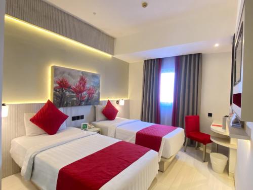 Postel nebo postele na pokoji v ubytování HOM Hotel Kudus by Horison Group