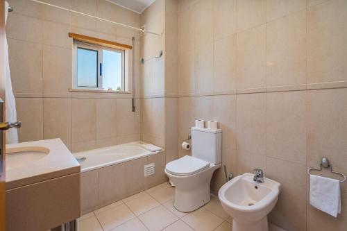 un bagno con un water, un lavandino e una vasca da bagno di Apartamentos Santa Teresinha ad Alvor
