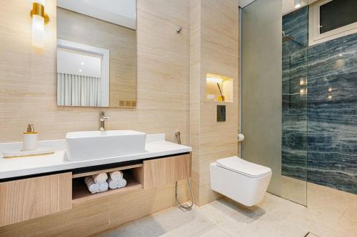 Et badeværelse på A spacious 2 BR property with luxury details