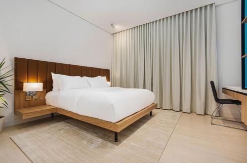 En eller flere senge i et værelse på A spacious 2 BR property with luxury details