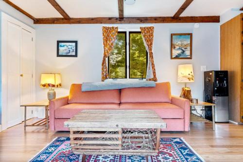 Photo de la galerie de l'établissement Poet's Nook, a Cozy and Private 1 BR Apartment, à Scarborough