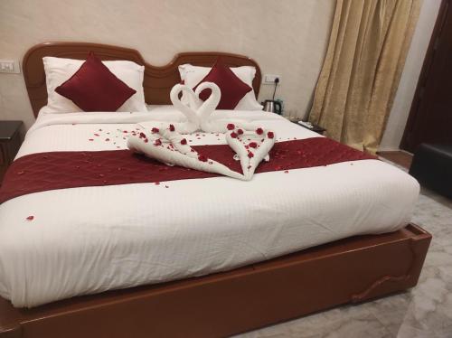 a bed with a heart made out of roses at Sharma Jee Farm House Yercaud in Yercaud