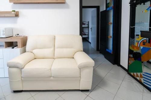 a white couch sitting in a living room at Casa Maria in Chioggia