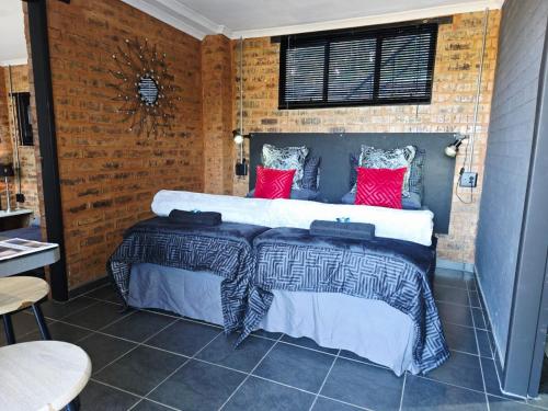 Un dormitorio con dos camas en una habitación. en The View, en Pretoria