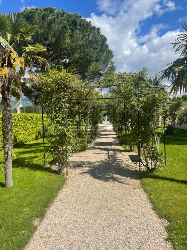 Κήπος έξω από το Villa Santa Barbara
