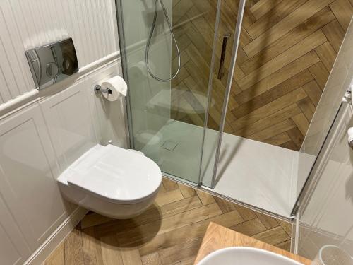 a bathroom with a toilet and a shower at NOWE !!! Apartamenty OFF PIOTRKOWSKA w Roosevelta Residence, Klimatyzacja, Wejście na KOD, WiFi, FV in Łódź