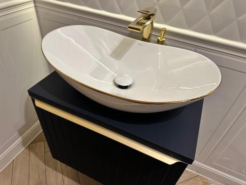 a white sink on a black cabinet in a bathroom at NOWE !!! Apartamenty OFF PIOTRKOWSKA w Roosevelta Residence, Klimatyzacja, Wejście na KOD, WiFi, FV in Łódź