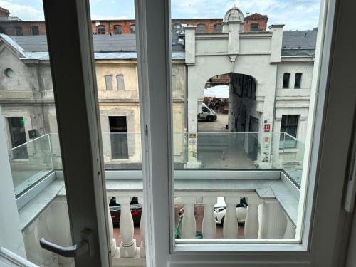 an open window with a view of a building at NOWE !!! Apartamenty OFF PIOTRKOWSKA w Roosevelta Residence, Klimatyzacja, Wejście na KOD, WiFi, FV in Łódź