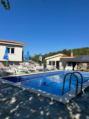 Bazén v ubytování Apartmani Planinska Idila nebo v jeho okolí