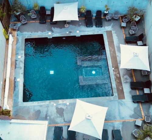 an overhead view of a swimming pool with umbrellas at Lagrange Aparthotel Montpellier Millénaire in Montpellier