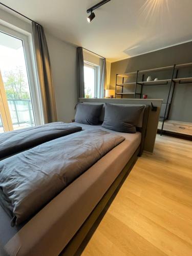 Postel nebo postele na pokoji v ubytování Exklusives Wohnen im historischen Wasserturm dem Highlight von Delitzsch WE321