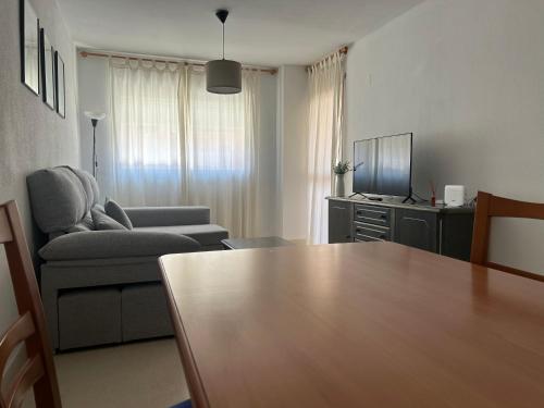 Zdjęcie z galerii obiektu Garden Teatinos, apartamento con piscina, aparcamiento y AC w Maladze