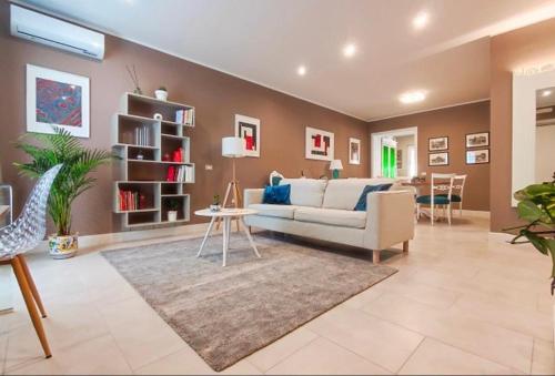 a living room with a couch and a table at RRooms-Locazione Turistica in Monterotondo
