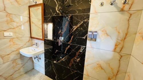 Ένα μπάνιο στο Away From Home - 9 - HomeStay, Entire 2 BHK Villa